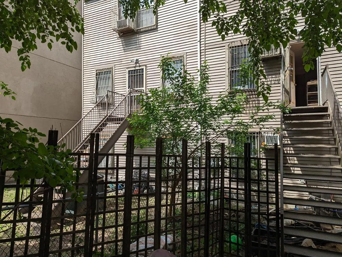 Central & Affordable Williamsburg Small Room New York