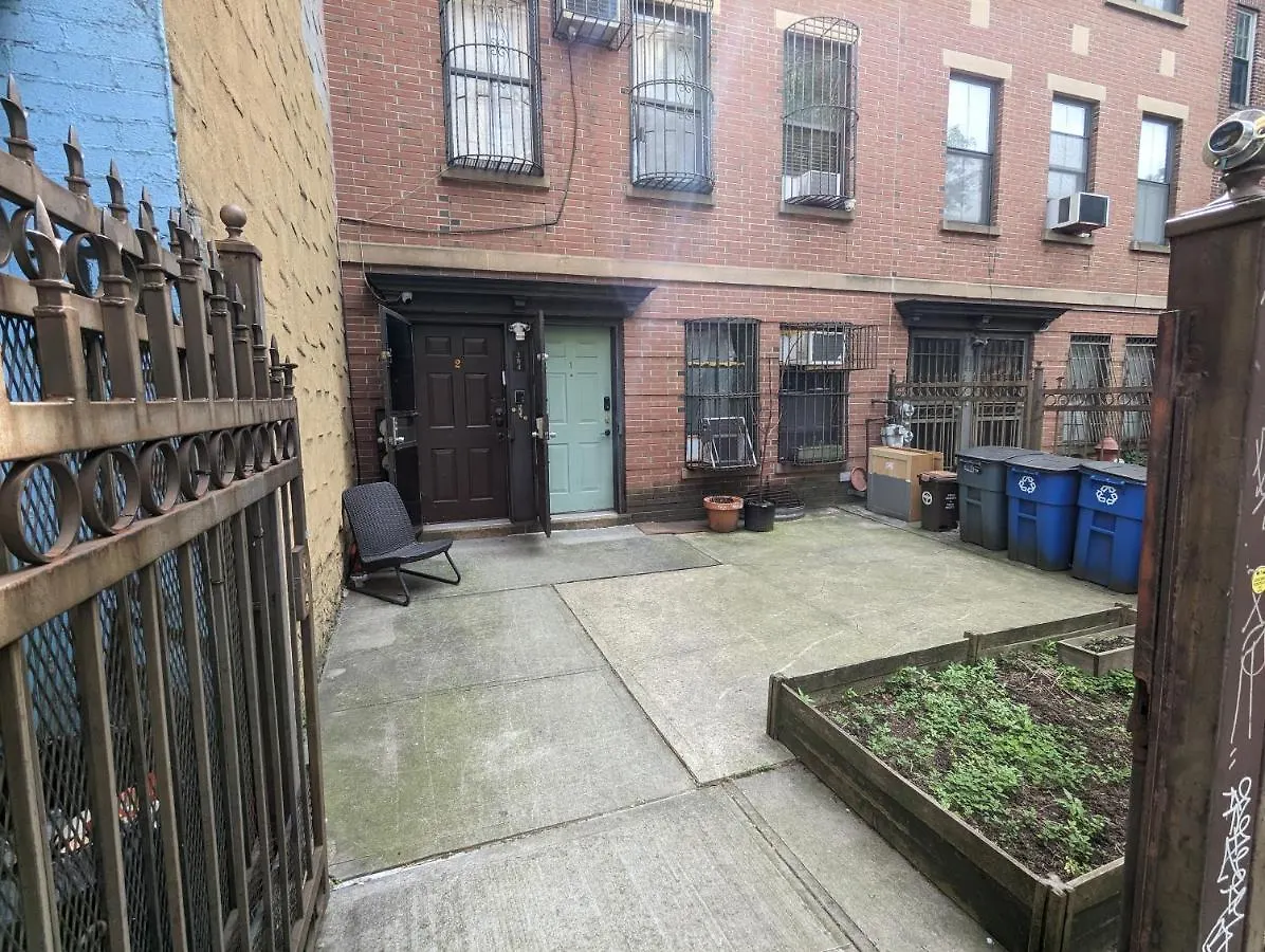 Central & Affordable Williamsburg Small Room New York USA